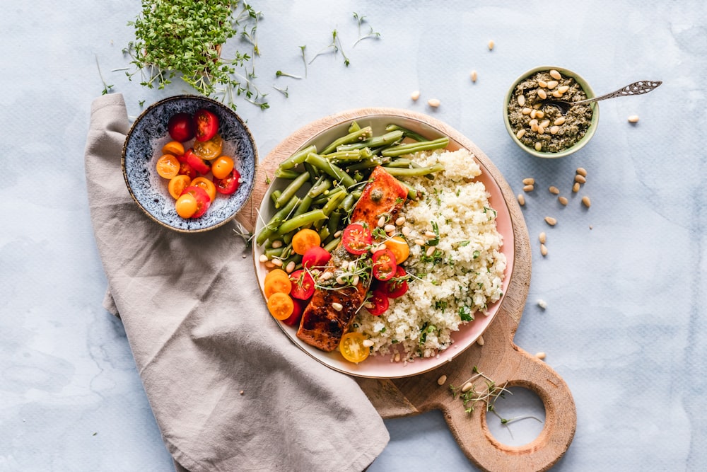 Gesundes Gericht mit Lachs, Bohnen und Blumenkohlreis